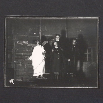 Szklane negatywy Dionizego Scholtza. Teatr uczniowski w Gimnazjum Bolesława Chrobrego – fragment "Dziadów".