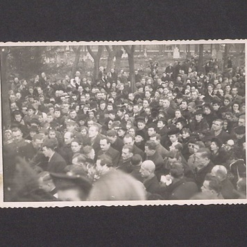 Uczestnicy powtórnego pogrzebu pomordowanych w Rawiczu.