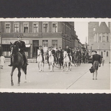 Konie z miejscowej stadniny wkraczają na Rynek, na pierwszym planie dyrektor A. Grabowski.