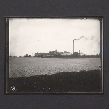 Szklane negatywy Dionizego Scholtza. Widok na cukrownię.