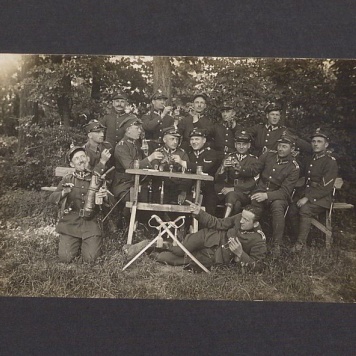 Żołnierze 69 Pułku Piechoty na strzelnicy.