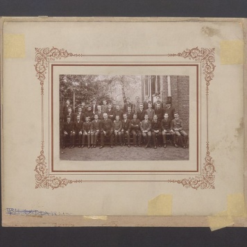 Uczniowie Gimnazjum Męskiego wraz z nauczycielami.