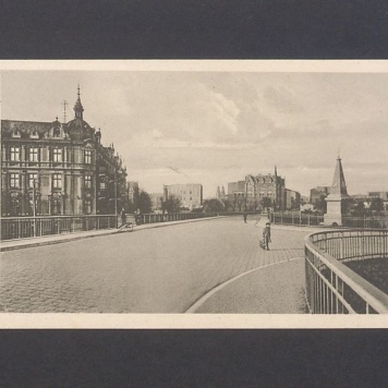 Ul. Wawrzyniecka i ul. Warszawska z pomnikiem Opatrzności Bożej po prawej stronie.