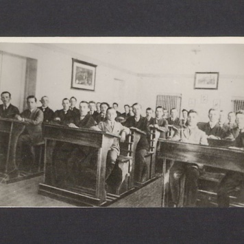 Uniwersytet Ludowy w Dalkach pod Gnieznem. Kursanci w ławkach na sali wykładowej.