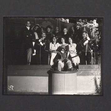 Szklane negatywy Dionizego Scholtza. Teatr uczniowski w Gimnazjum Bolesława Chrobrego – fragment „Warszawianki”.