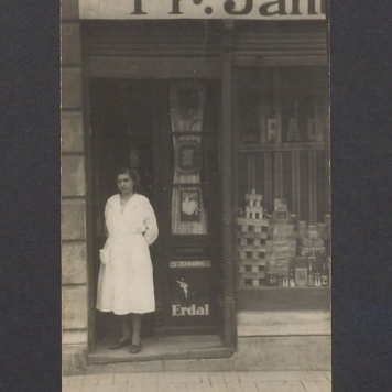 Fasada sklepu Franciszka Janika przy ul. Warszawskiej.