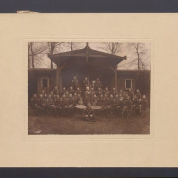 Orkiestra wojskowa 69 Pułku Piechoty na tle altany.