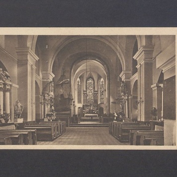 Wnętrze Fary z widokiem na wielki ołtarz.