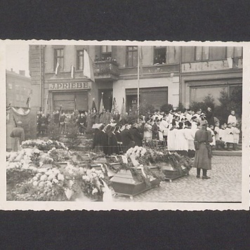 Powtórny pogrzeb pomordowanych w Rawiczu.