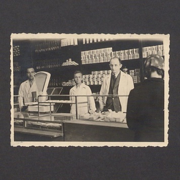 Wnętrze sklepu braci Hass z tzw. kolonialką.