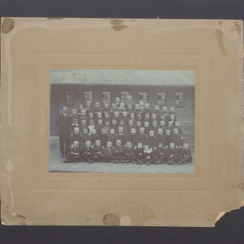 Uczniowie Katolickiej Szkoły Elementarnej przy ul. św. Jana, rok 1912.