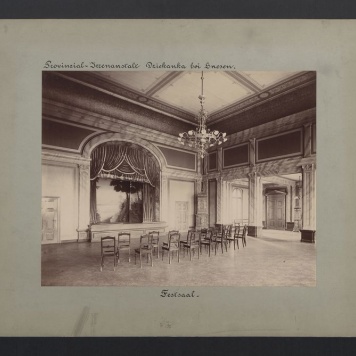 Gniezno – Dziekanka. Sala widowiskowa, fragment sali ze sceną.