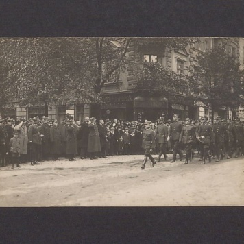 Święto 69 Pułku Piechoty. Narożnik ulic Chrobrego i Mickiewicza.