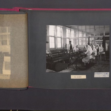 Poszczególne etapy produkcji w Wytwórni Win przy ul. Park Kościuszki 17. Na taśmie.