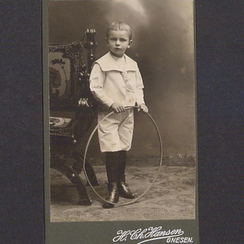 Portret kilkuletniego chłopca.