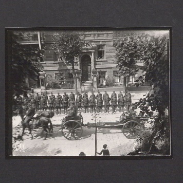 Szklane negatywy Dionizego Scholtza. Przemarsz artylerii i kompanii 69 Pułku Piechoty.