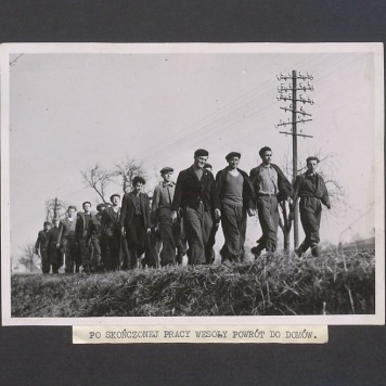 Po skończonej pracy wesoły powrót do domów