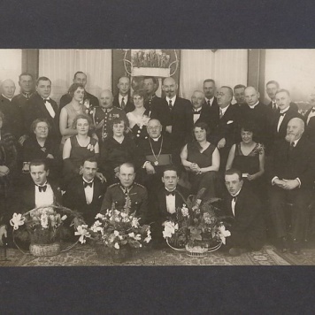 Wśród sfotografowanych księża: Stanisław Tłoczyński i Mateusz Zabłocki oraz prezydent Gniezna Leon Barciszewski i Bolesław Kasprowicz.