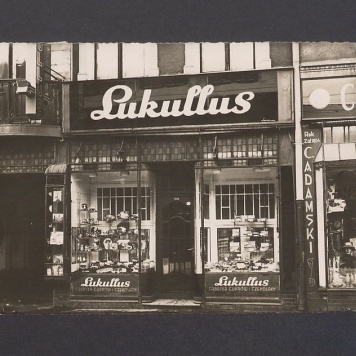 Witryna sklepu fabryki czekolady i wyrobów cukierniczych z Bydgoszczy „Lukullus”.