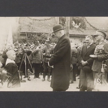 Uroczystości odsłonięcia pomnika Bolesława Chrobrego. Na pierwszym planie Janusz, syn Leona Barciszewskiego, który recytuje wiersz przed przed prezydentem RP Ignacym Mościckim.