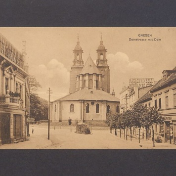 Ul. Tumska i widok na katedrę.