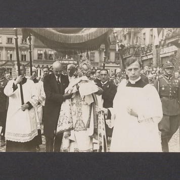 Uroczystości odsłonięcia pomnika Bolesława Chrobrego. W procesji biorą udział prezydent Rzeczypospolitej Ignacy Mościcki i prezydent Gniezna Leon Barciszewski.