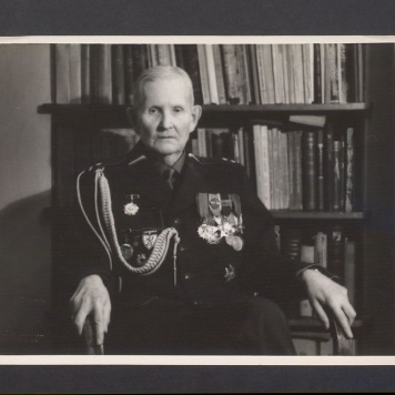 Portret prof Bolesława Kasprowicza (juniora) w galowym mundurze powstańca wielkopolskiego.