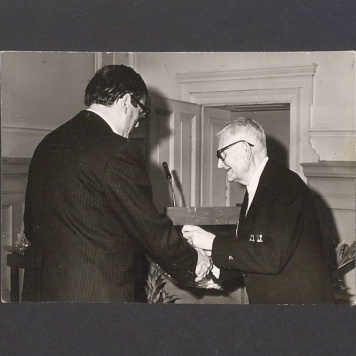 Prof. ekonomii Bolesław Kasprowicz (junior) przyjmuje gratulacje.