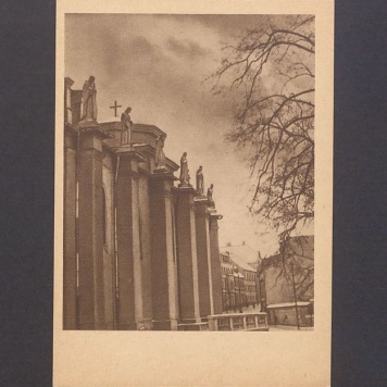 Skarpy bazyliki uwieńczone rzeźbami świętych i błogosławionych polskich.