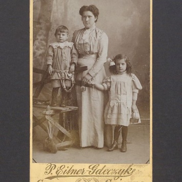 Portret Wiktorii Scholtz z dziećmi, Teklą i Dionizym.