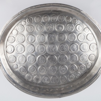 Taca inkrustowana numizmatami