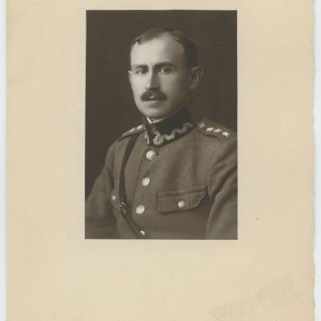 Fotografia przedstawiająca Mieczysława Trzeciaka w mundurze