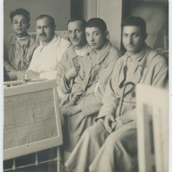 Fotografia przedstawiająca Mieczysława Trzeciaka z pacjentami