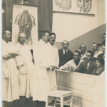 Fotografia przedstawiająca wykładowców i studentów medycyny