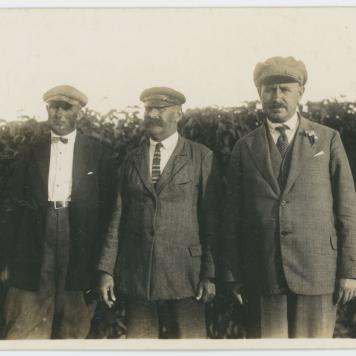 Fotografia przedstawiająca Mieczysława Trzeciaka z dwoma mężczyznami