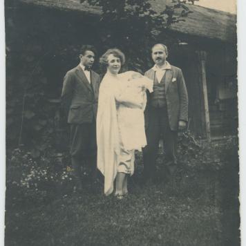 Fotografia przedstawiająca Marię Kelm z córką Danutą (w beciku), synem Władysławem i mężem Mieczysławem Trzeciakiem