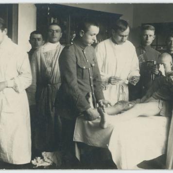 Fotografia przedstawiająca Mieczysława Trzeciaka wśród studentów, lekarzy i pielęgniarek