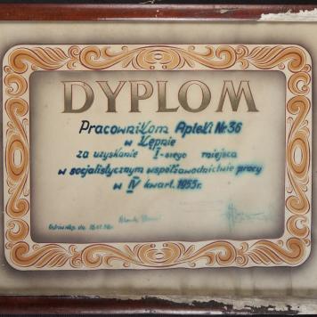 Dyplom dla pracowników apteki w Kępnie za uzyskanie I miejsca w socjalistycznym współzawodnictwie pracy
