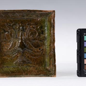 Kafel z motywem roślinnym