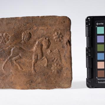 Płytka z wyobrażeniem konia, głowy ludzkiej i smoka