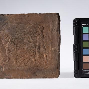 Płytka z wyobrażeniem człowieka prowadzącego lwa na arkanie