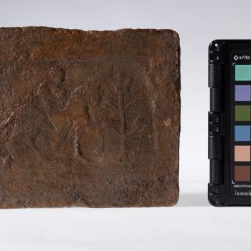 Płytka z wyobrażeniem jeźdźca przy Drzewie Życia