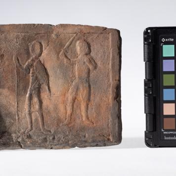 Płytka z wyobrażeniem wojowników