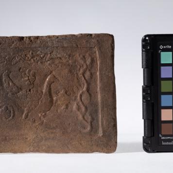 Płytka z wyobrażeniem ptaka