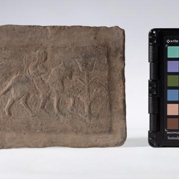 Płytka z wyobrażeniem jeźdźca przy Drzewie Życia