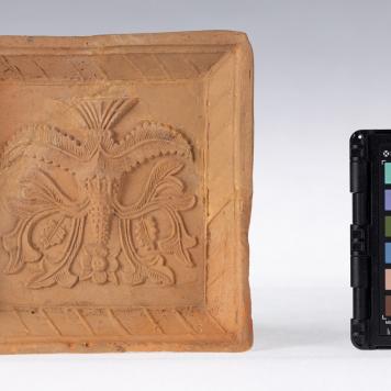 Kafel z motywem roślinnym