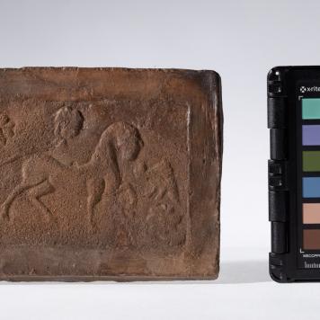 Płytka z wyobrażeniem konia, głowy ludzkiej i smoka