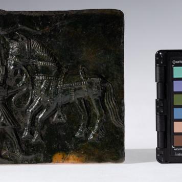 Kafel z motywem postaci trzymającej konia