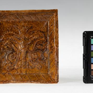 Kafel z motywem roślinnym