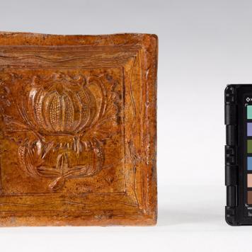 Kafel z motywem roślinnym